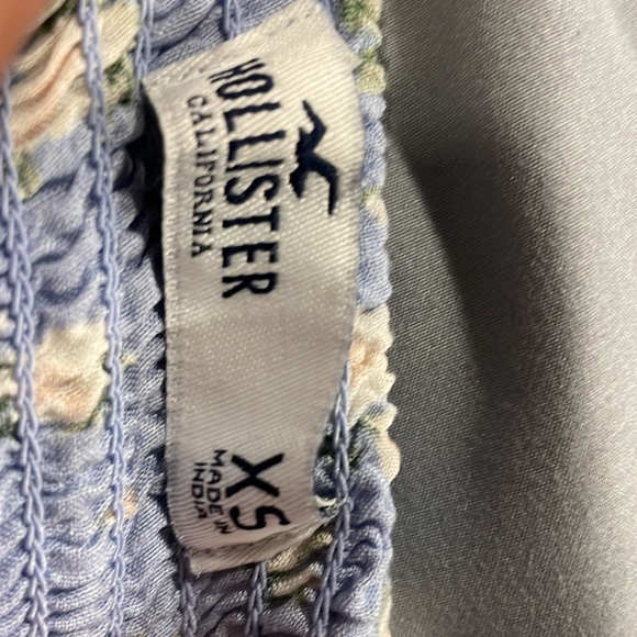 A blue floral print crop/tank top. Size: XS Color:Blue - Picture 2 of 2